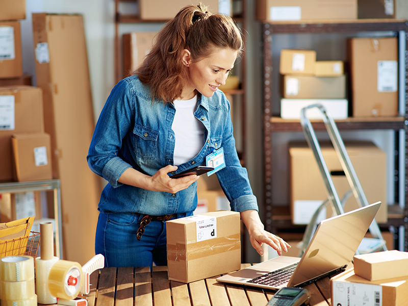 Medewerker verwerkt webshopbestellingen met laptop en scanner – retailZ biedt updates, monitoring en vaste support zonder verrassingen.