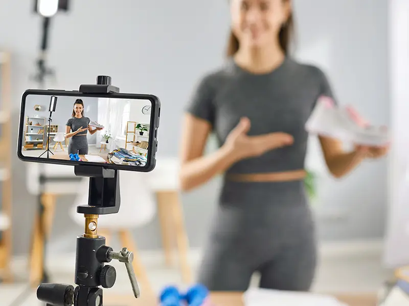Influencer maakt productvideo voor social media marketing – retailZ helpt MKB met groei via advertenties, e-mail en SEO.