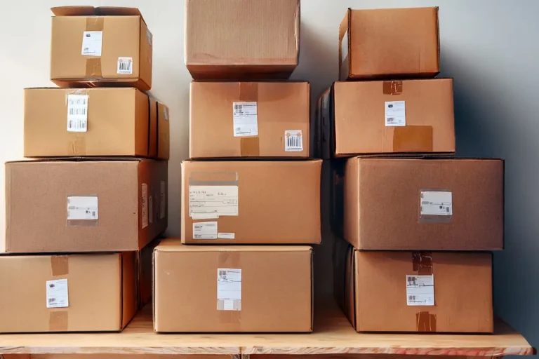 Webshop automatiseren: Stapel dozen klaar voor verzending. Optimaliseer uw MKB-retail met automatisering!