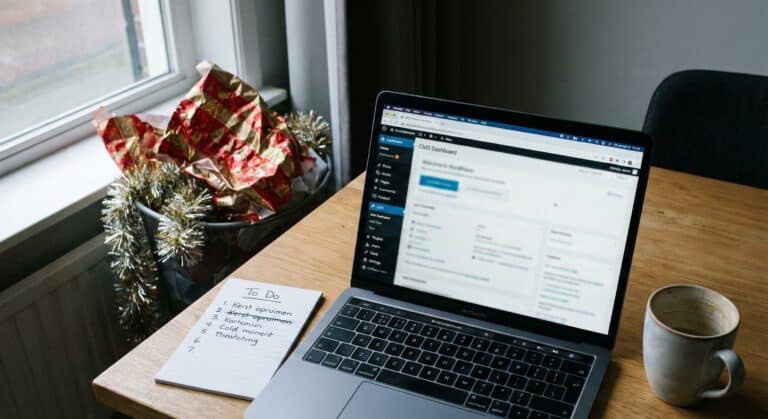 Voorjaarsschoonmaak reminder: Laptop met WordPress dashboard en een 'To Do' lijstje voor pagina onderhoud.