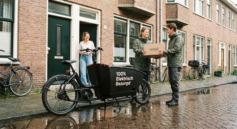 Elektrische bakfiets bezorgt pakket. Trends 2026: duurzame data-analyse in actie.